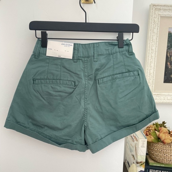 NWT Arizona Jeans Co. High Rise Silver Green Khaki Shorts junior 5 pleated - Picture 5 of 8